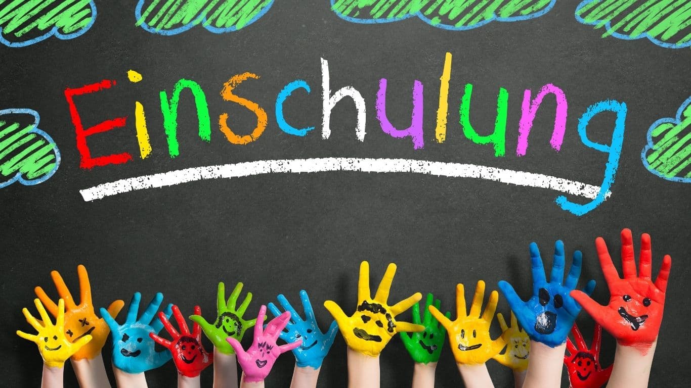 Einschulung bunte Hände und Kreidetafel