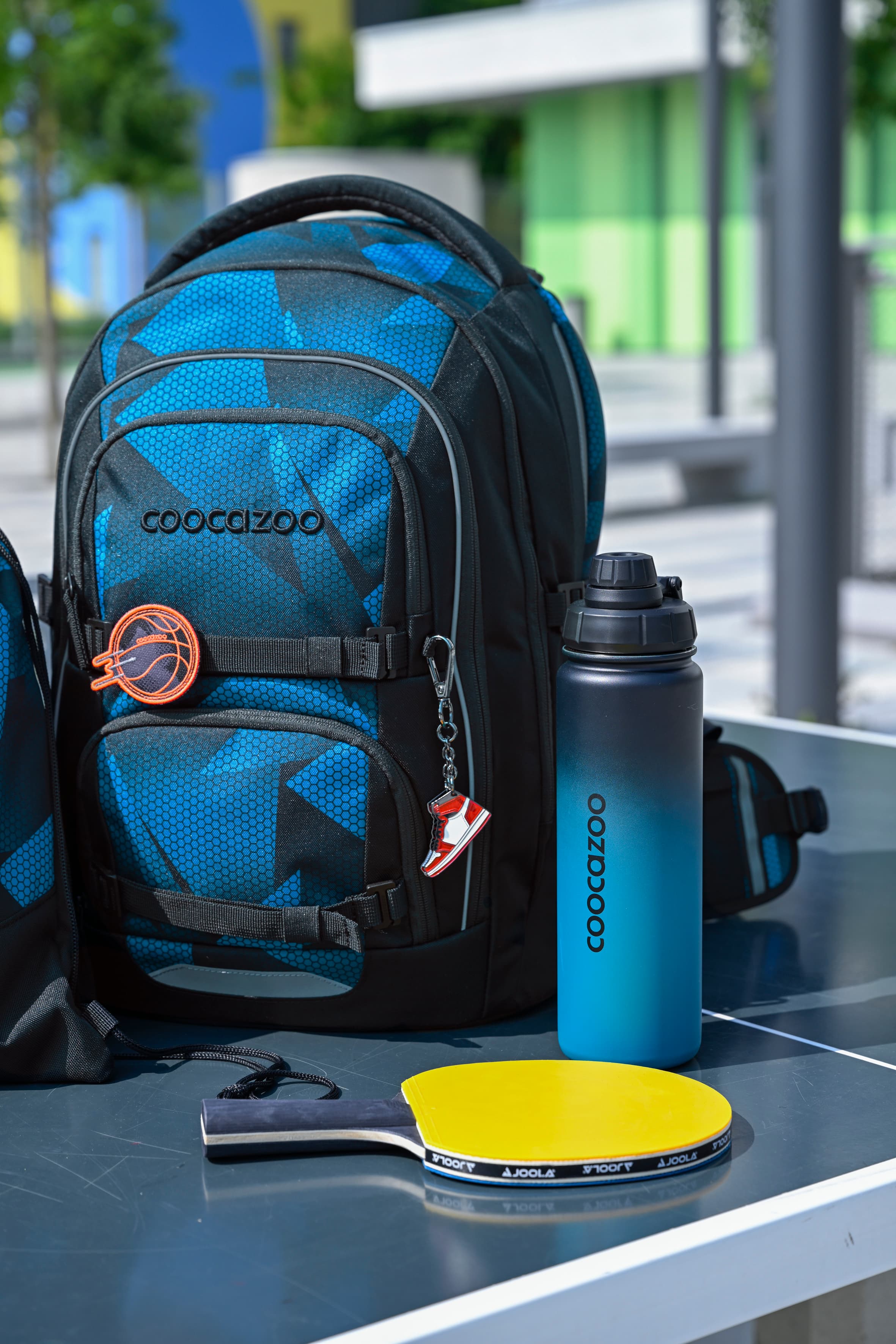 Schulrucksack, Trinkflasche und Tischtennisschläger